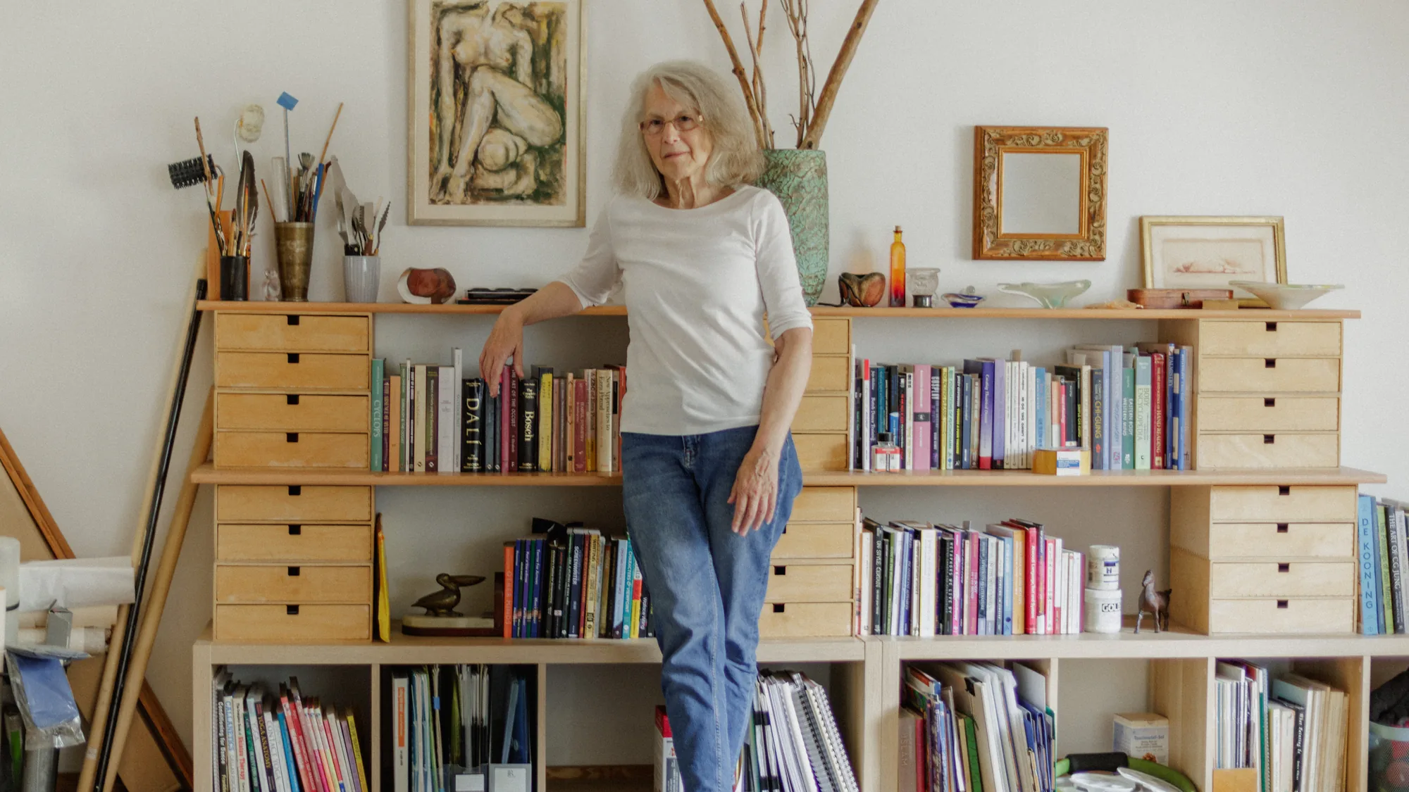 Verónica Blumentals en su estudio, entre libros, cajones de madera y cuadros